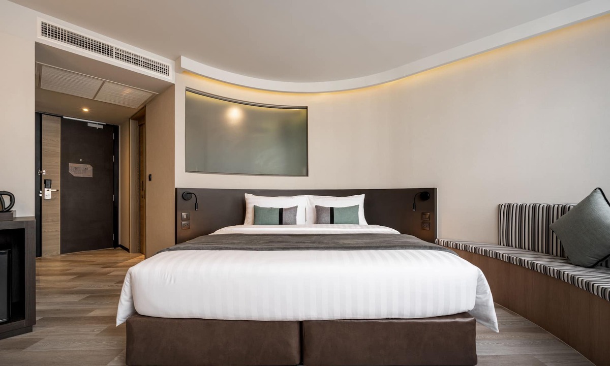 Khlong Toei Hotel | Seekers Finders Rama IV Hotel, SureStay Collection by BW