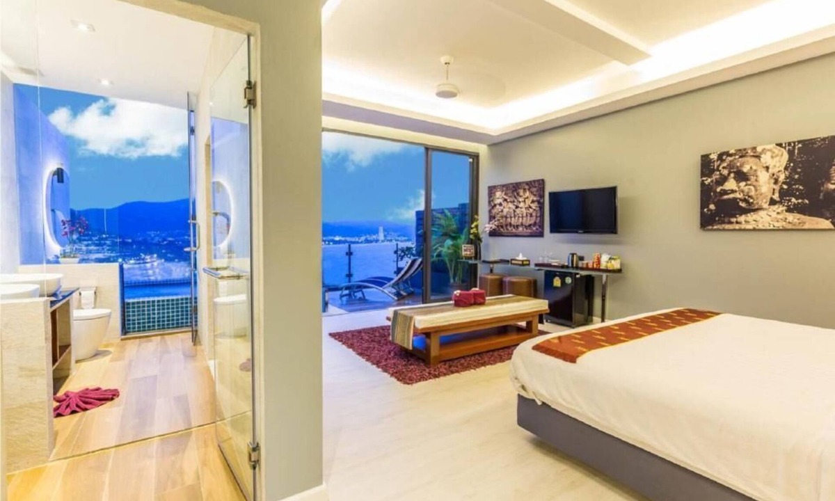Patong Resort | Sky Suites with Balcony (007)