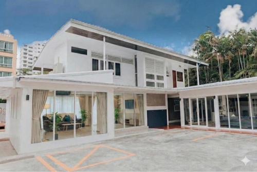 Ekkamai Villa | Stay Ekkamai - Private Pool villa, Central Bangkok