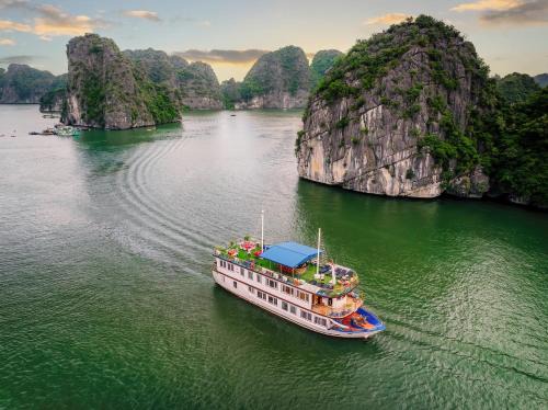 Cat Ba Boat Rental | Sunlight Cruise