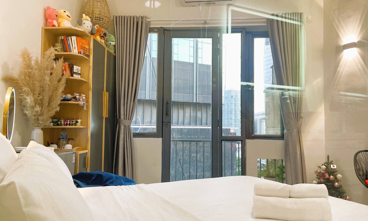 Dong Khoi Apartment | The Cafe Apartments Building - Deluxe King room has a Nice Balcony