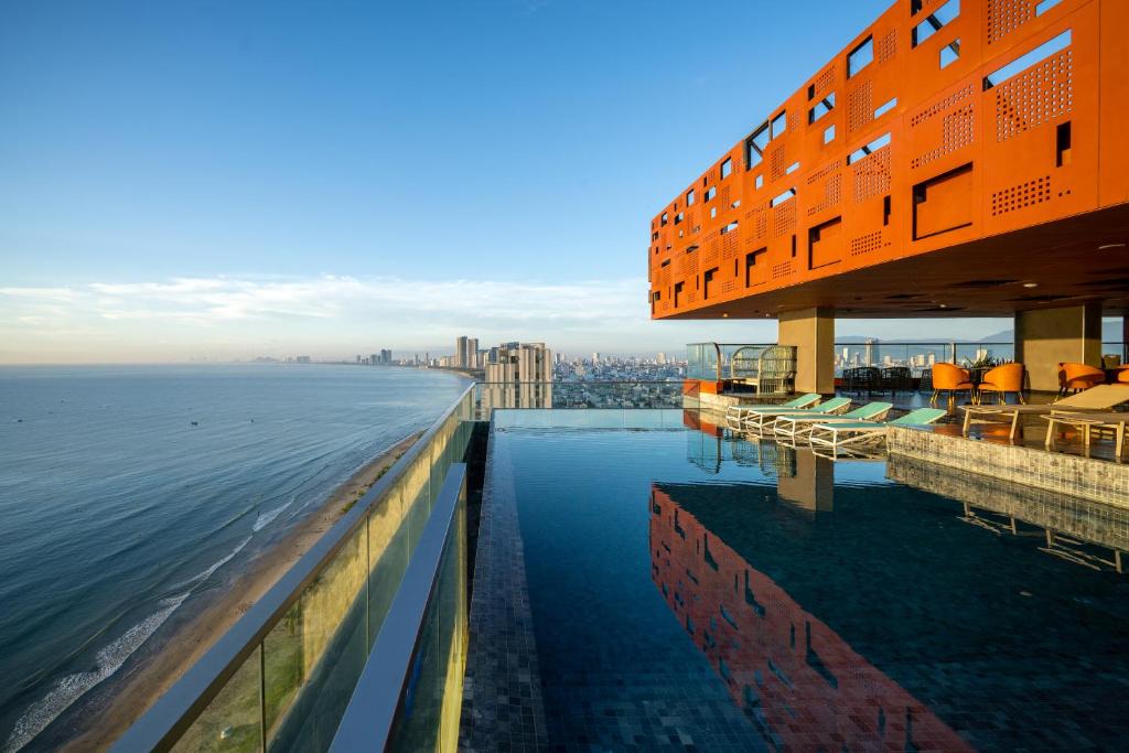 Tho Quang Beach Hotel | The Code Hotel & Spa Da Nang - Complimentary Daily Afternoon Tea in Sky Bar