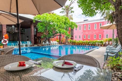 South Pattaya Resort | The Train Resort - Your Relaxing Resort with Large Pool & Jacuzzi