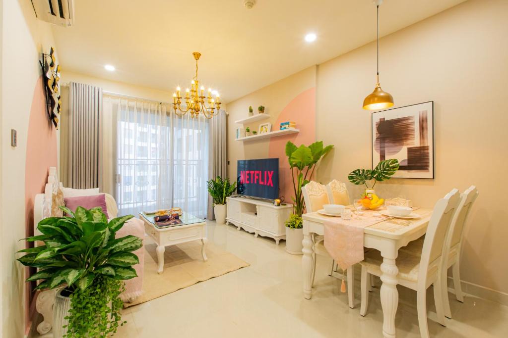Bach Dang Riverside Apartment | Tommy Home 2Bedroom 86m2 Pool&Gym in Royal Residence