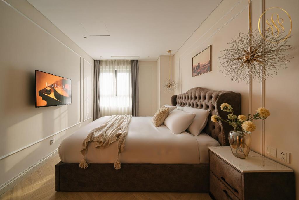 Hang Bai Apartment | TPlace building HoanKiem lux apartment by SSens Homes
