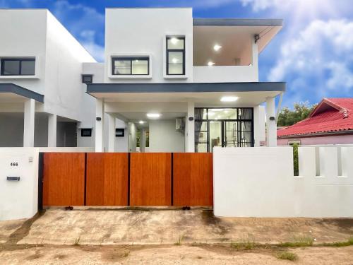 Ubon Ratchathani Villa | Ubon Hideaway- House near Airport & Huai Wang Nong