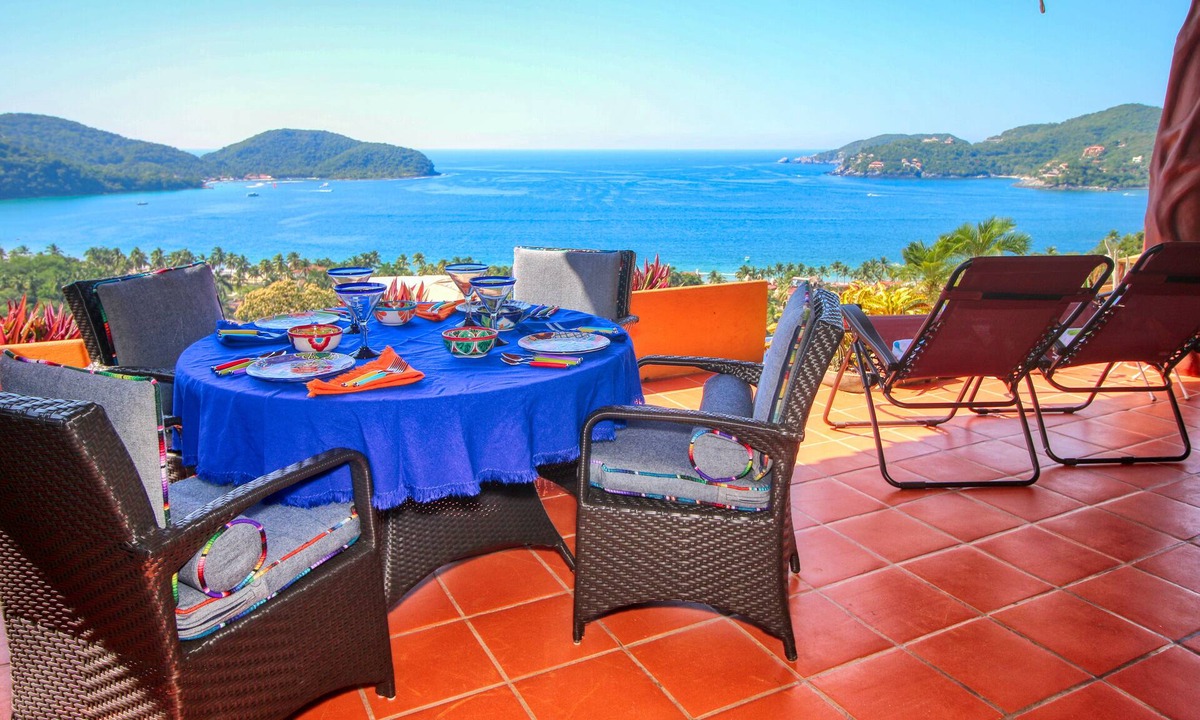 Zihuatanejo Condo | VIEWS Beach Designer Upscale 2-4 adults Best Location CASA ZIH LaRopa Playa