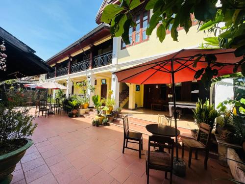 Luang Prabang Hotel | Villa Phounsab Tourist Street