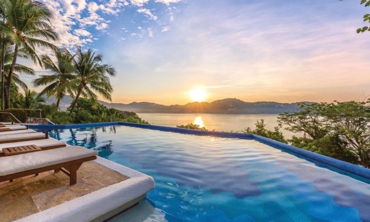 Almacen Resort | Zihuatanejo | Compact Ocean Retreat | Pool + Beach