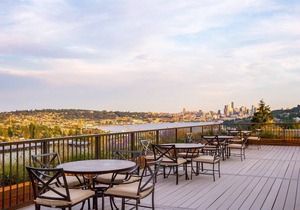 Studio Near Downtown | Breakfast + Pool Access! in Seattle