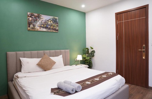 Old Quarter Apartment | Đường Thành - The Windie Home - Bright Corner Room - Overlooking Street - Hoan Kiem Lake