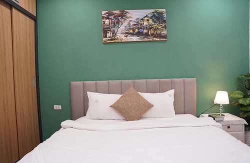 Old Quarter Apartment | Đường Thành - The Windie Home - Bright Corner Room - Overlooking Street - Hoan Kiem Lake