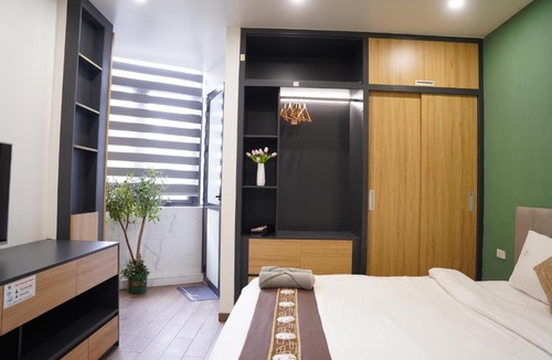 Old Quarter Apartment | Đường Thành - The Windie Home - Bright Corner Room - Overlooking Street - Hoan Kiem Lake