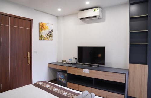 Old Quarter Apartment | Đường Thành - The Windie Home - Bright Corner Room - Overlooking Street - Hoan Kiem Lake