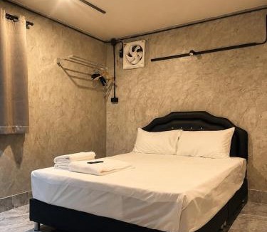 Chumphon Villa | บ้านสวนริมน้ำยางยวนโฮมลอดจ์ พูลวิลล่า