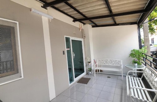 Ongkharak Hostel | หลังมอ อพาร์ตเมนต์สามสาว