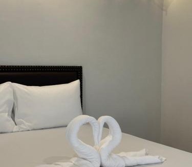 Phan Thong Hotel | โรงแรมทูมอร์โรว์แลนด์ อมตะนคร