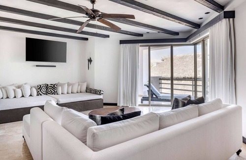 Zona Hotelera Hotel | 2 Elegant 3BR Grand Suites w/Balcony – Close to San José Gallery District