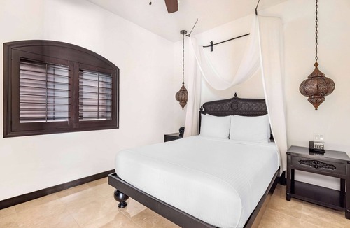 Zona Hotelera Hotel | 2 Stylish 2BR Suites Overlooking Kids' Pool – Close to San José Art District