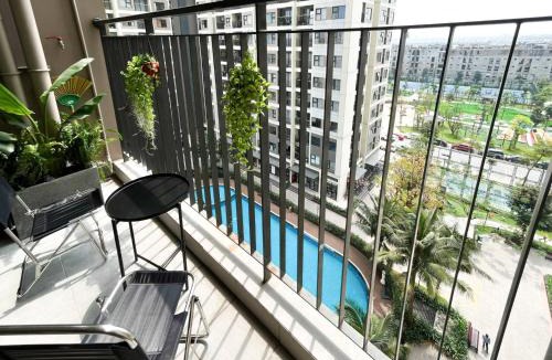 Gia Lam Apartment | 2BR Vinhomes Apartment Swimming pool & villa view