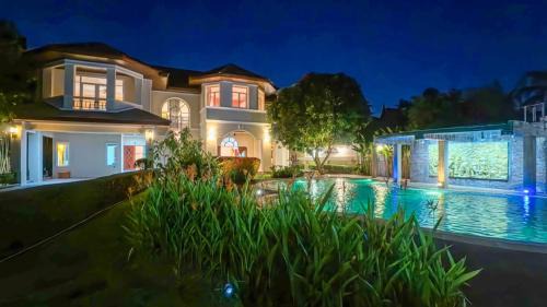 Kathu Villa | 7 Bedroom Pool Villa in Kathu (SV1)
