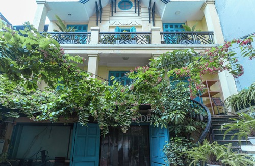 Quang An House | Ancient style villa, with garden, lots of trees, peaceful and airy.