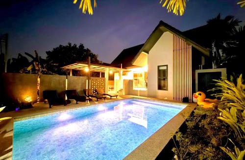 Ban Waen Villa | AURA STAY - HeyLanna Private Family Pool Villa walk to Kad Farang