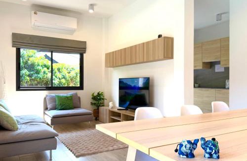 Ban Waen Villa | AURA STAY - HeyLanna Private Family Pool Villa walk to Kad Farang