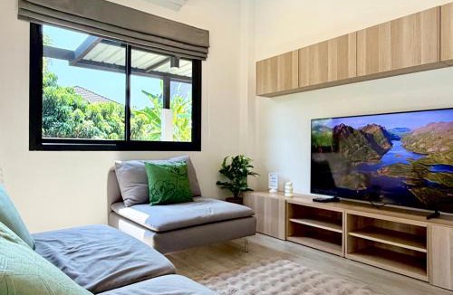 Ban Waen Villa | AURA STAY - HeyLanna Private Family Pool Villa walk to Kad Farang