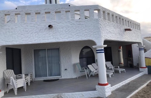 Ferrocarrilera House | AWESOME BEACH FRONT 3-bedroom house/2 bath with AC in Playa Encanto