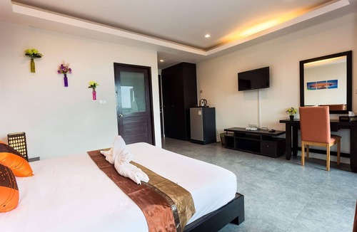 Patong Hotel | Awesome room located in the higher hill of patong