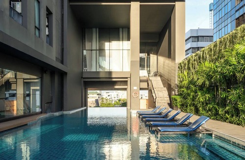 Khlong Tan Nuea Apartment | Balcony, Full Kitchen · Pool, Gym, Wi-Fi