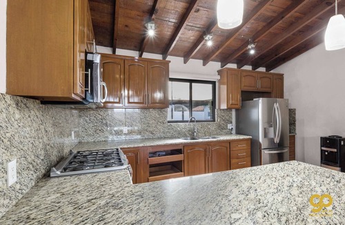 El Centenario House | Bay Views Near the Beach with BBQ and Balcony