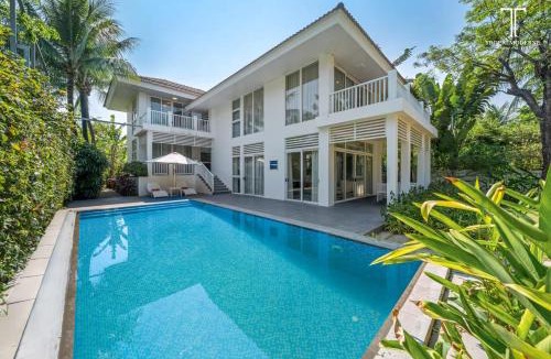 Ngu Hanh Son Villa | Beach Access Luxury 4BR Private Pool Villa at Premier Village Resort Danang