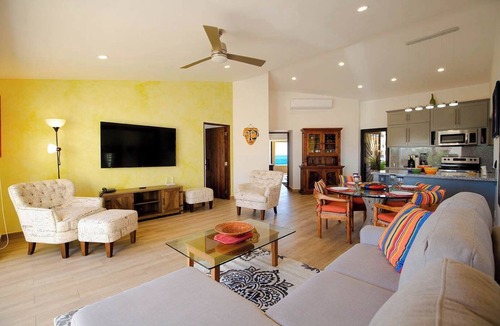 Centro Condo | Beachfront Condo with Ocean View & Balcony BBQ