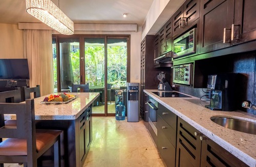 Downtown Condo | Beachfront Condo with Ocean Views, Washer/dryer, 2 pools