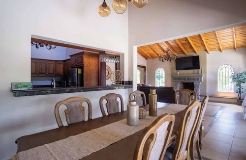 San Antonio de las Minas House | Beautiful Home at Valle de Gpe with Jacuzzi, AC & Wifi