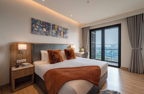 District 1 Apartment | Boutique 6 bedrooms Escape in Saigon Pool, Gym and Bathtub