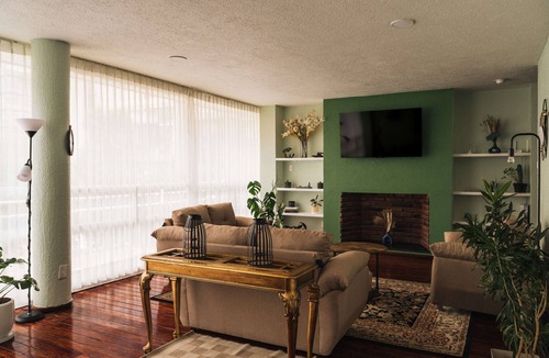 Hipodromo Apartment | Bright 3BR, Balcony & Kings – Casa Avocado