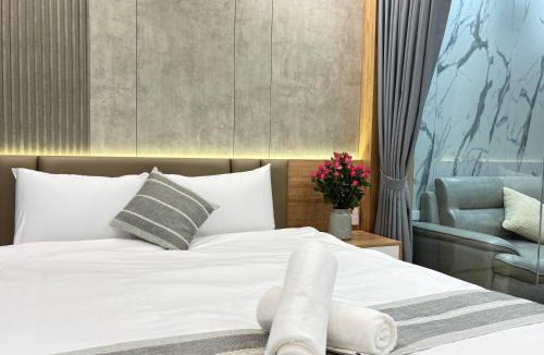 Nhat Tan Apartment | Bright Apartment near the lake