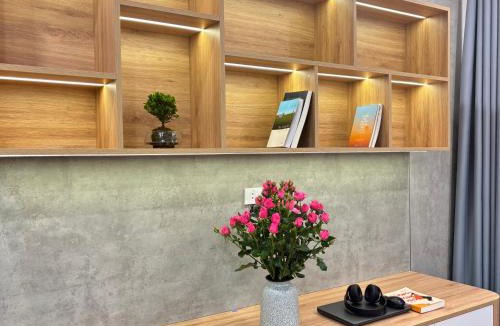 Nhat Tan Apartment | Bright Apartment near the lake