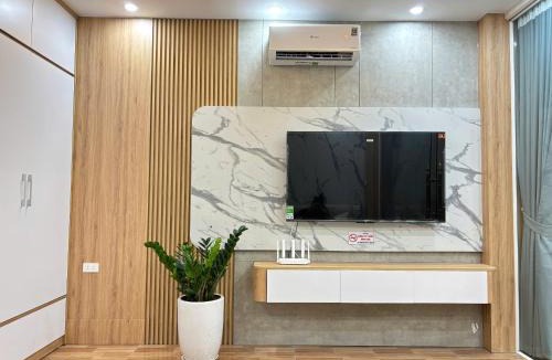 Nhat Tan Apartment | Bright Apartment near the lake