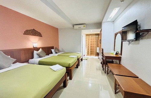 Chomphu Hotel | Butnamtong Hotel
