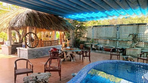 District 12 Bed & Breakfast | Cactos Pool & Palms Local Stay