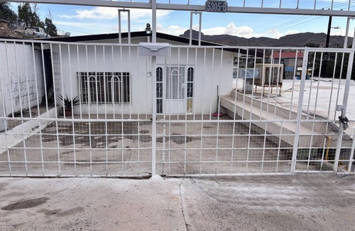 Ciudad Juarez House | Casa amplia y cómoda para 7 personas, cuna para bebé y cama para mascotas.