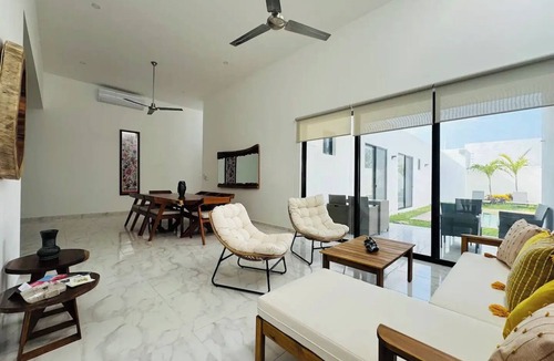 Merida House | Casa Parota, Bright, Spacious, Pool and Garage
