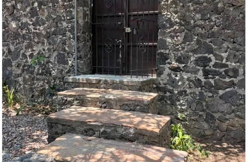 Jiutepec House | Casa rústica en Jiutepec con alberca, jardín y asador ideal para descansar.