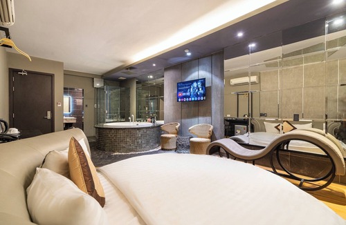 District 10 Hotel | Collection O Bonita Grand Hotel