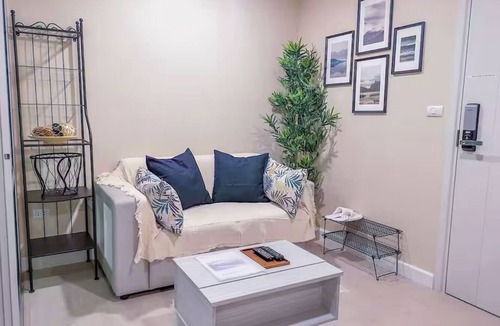 Khlong Kum Condo | Cozy 1-bedroom condo near MRT and Malls