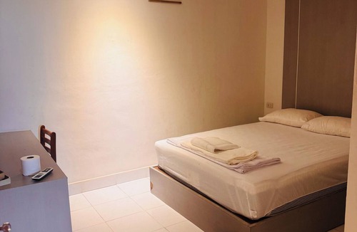 Kata Bed & Breakfast | Cozy 1-bedroom bed & breakfast in lovely Tambon Karon with AC No window.